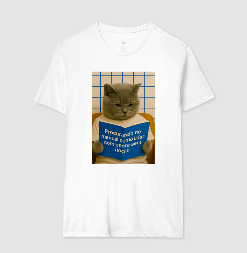 Camiseta PROCURANDO NO MANUAL COMO LIDAR COM GENTE SEM NOÇÃO