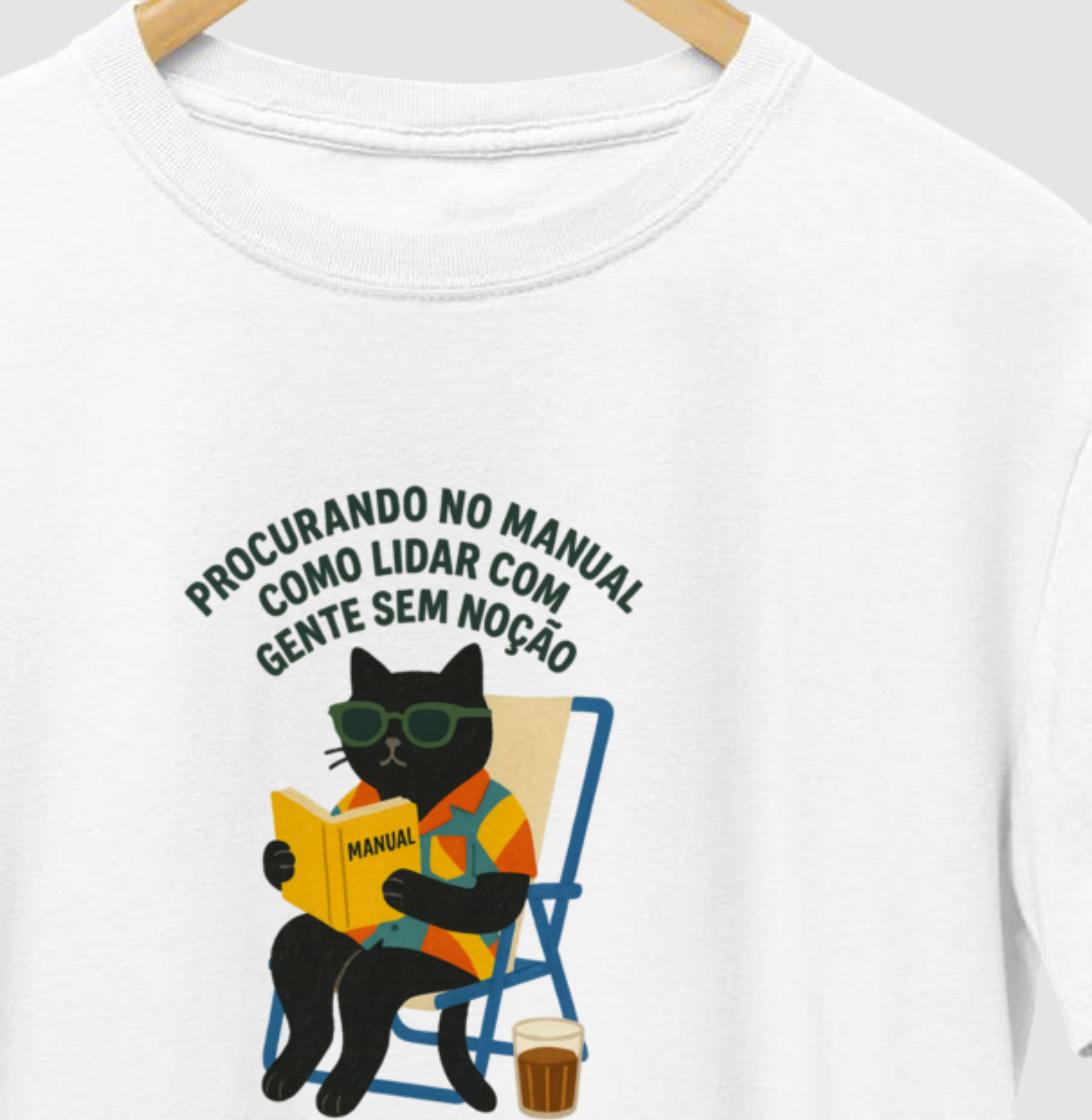 Camiseta PROCURANDO NO MANUAL COMO LIDAR COM GENTE SEM NOÇÃO.