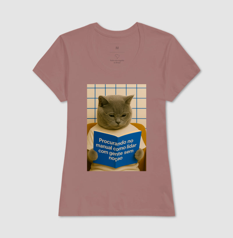 Camiseta PROCURANDO NO MANUAL COMO LIDAR COM GENTE SEM NOÇÃO