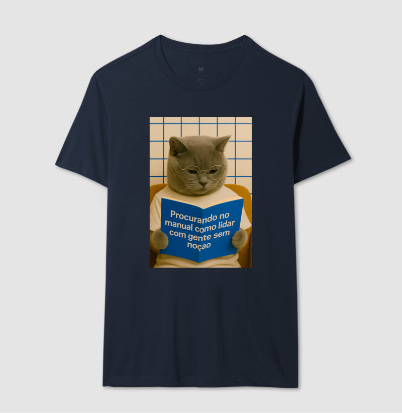 Camiseta PROCURANDO NO MANUAL COMO LIDAR COM GENTE SEM NOÇÃO