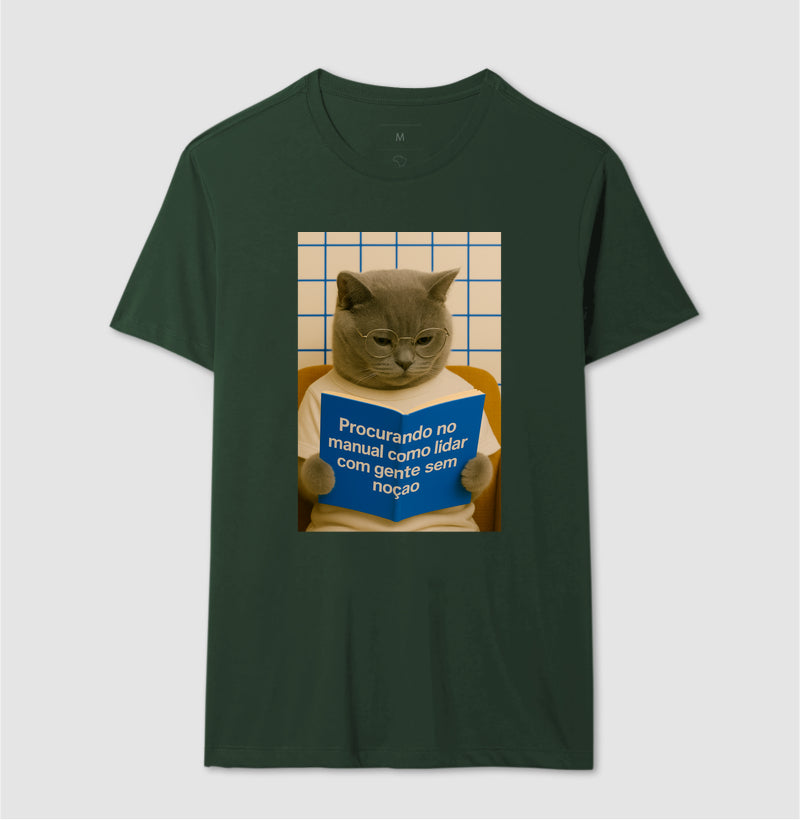 Camiseta PROCURANDO NO MANUAL COMO LIDAR COM GENTE SEM NOÇÃO