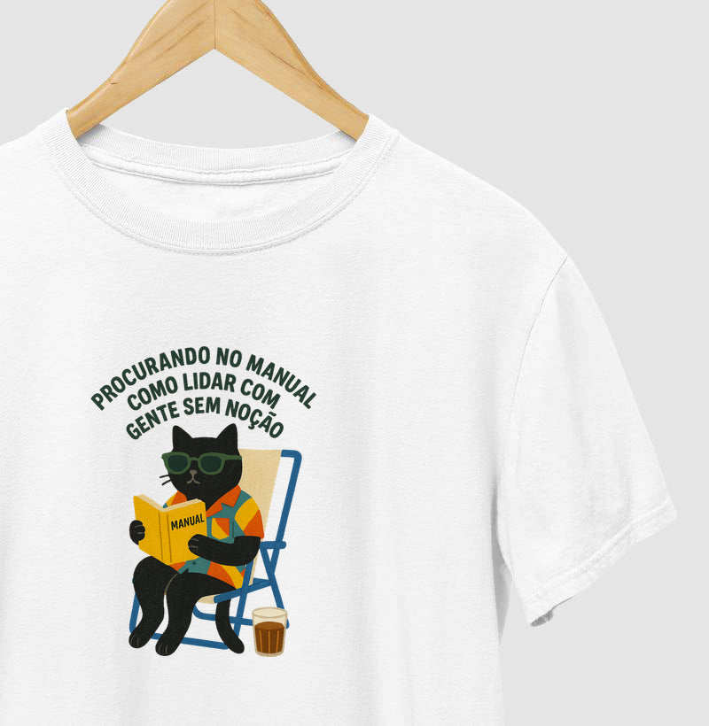 Camiseta PROCURANDO NO MANUAL COMO LIDAR COM GENTE SEM NOÇÃO.