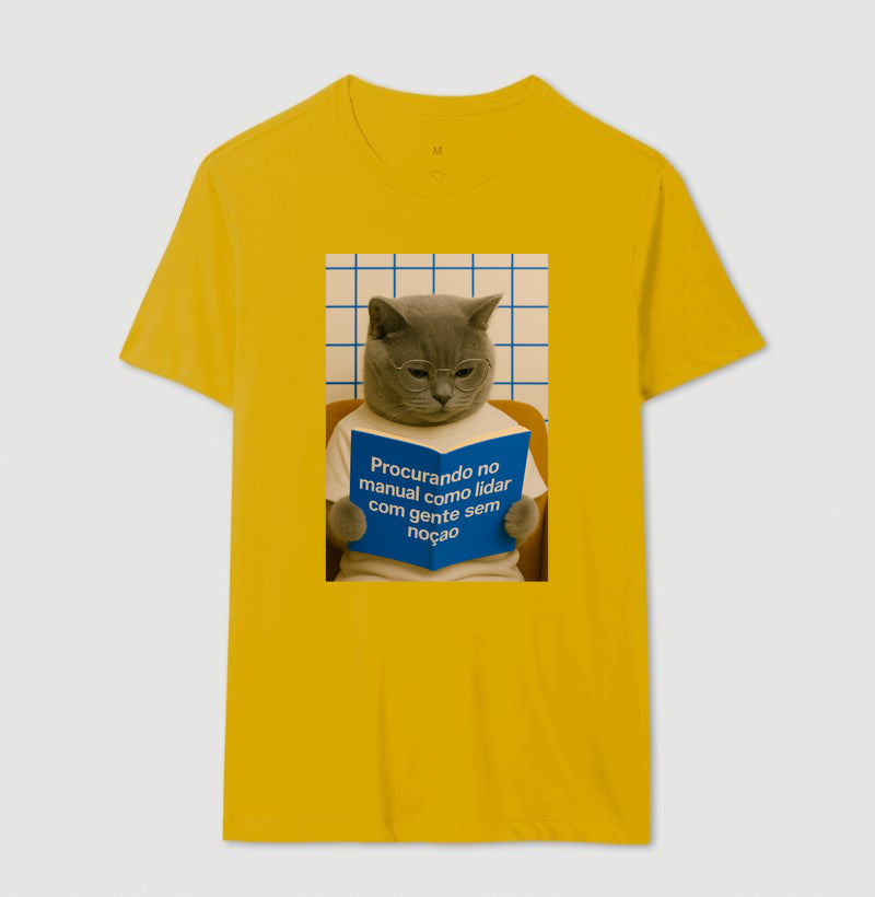 Camiseta PROCURANDO NO MANUAL COMO LIDAR COM GENTE SEM NOÇÃO