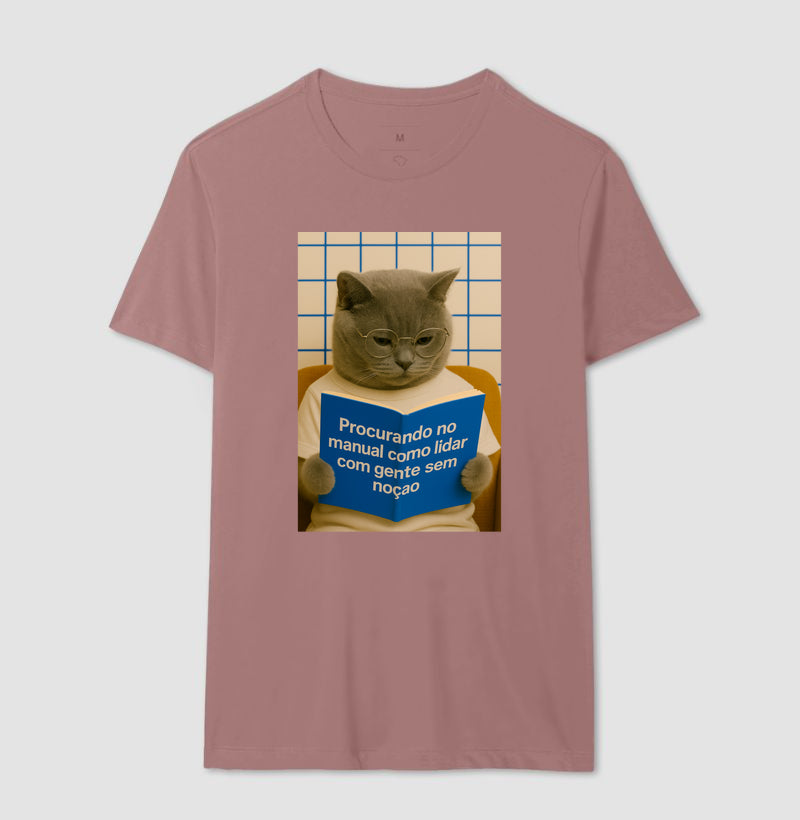 Camiseta PROCURANDO NO MANUAL COMO LIDAR COM GENTE SEM NOÇÃO