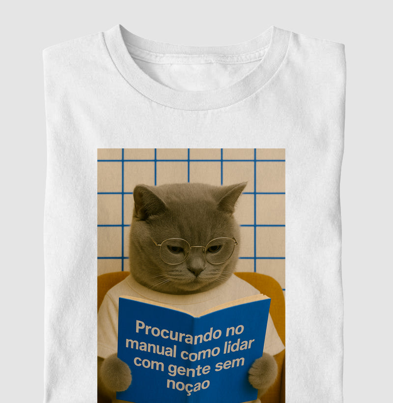 Camiseta PROCURANDO NO MANUAL COMO LIDAR COM GENTE SEM NOÇÃO